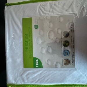 Nwt GRT Twin Waterproof Mattress Protector white